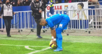 昆萨：在药厂效力获得国家队征召很正常，希望在主场拿下纽卡