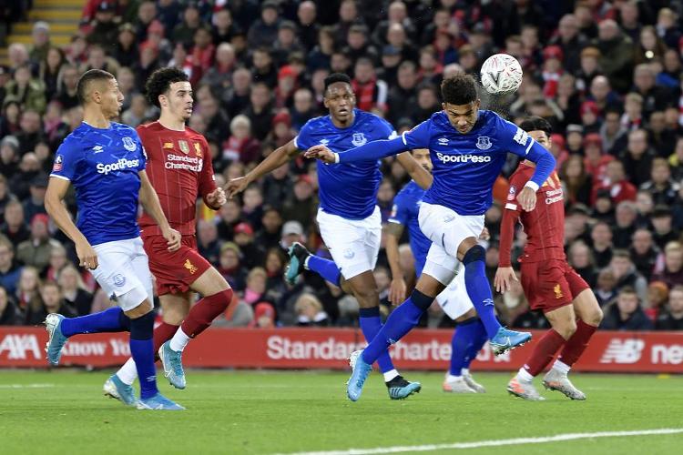 图片报：西蒙斯因抱怨颈痛缺席昨日合练，很可能缺战今日比赛