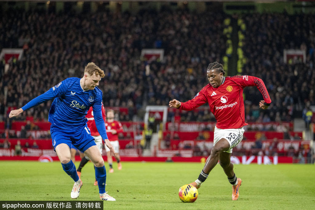 曼联中场梅努的未来：从边缘到重生