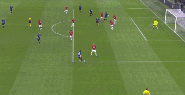 C罗被罚下后，爱尔兰一酒吧盛况：球迷鼓掌庆祝+击掌拥抱