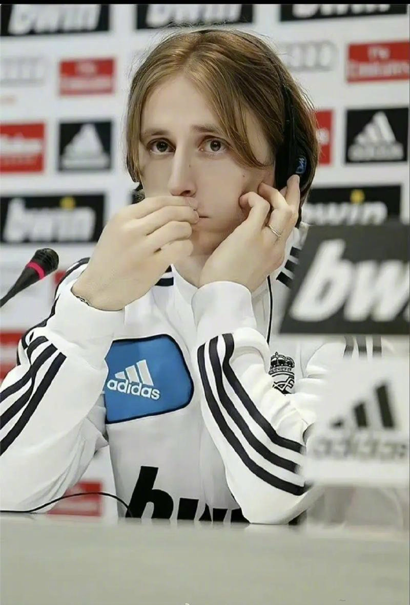 文班本赛季出战12场马刺8胜4负，缺席12场马刺9胜3负