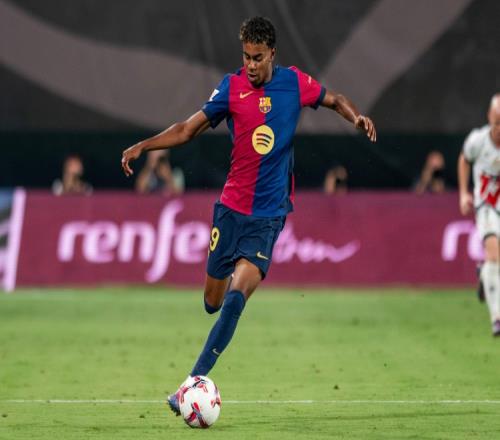 苏翊鸣在2025-2026赛季国际雪联单板滑雪世界杯北京站夺冠，以181.00分刷新个人最佳，连续完成三个1980度空翻，展现卓越实力。